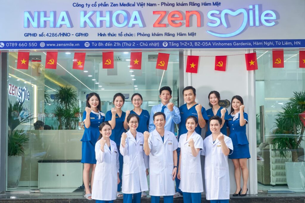Đội ngũ Nha khoa Zensmile trước phòng khám Vinhomes Gardenia